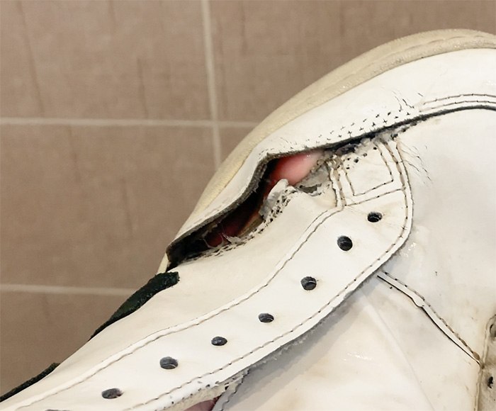 fotka rozpárané boty