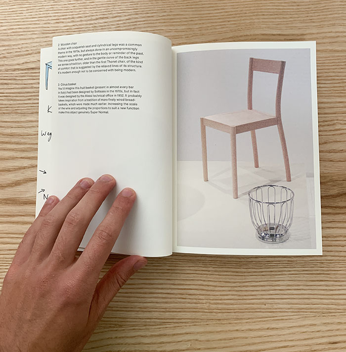 fotografie knizky supernormal otevřené na stránce s dřevěnou židlí