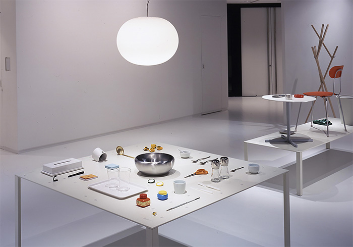 fotografie knizky supernormal otevřené na stránce s dřevěnou židlí